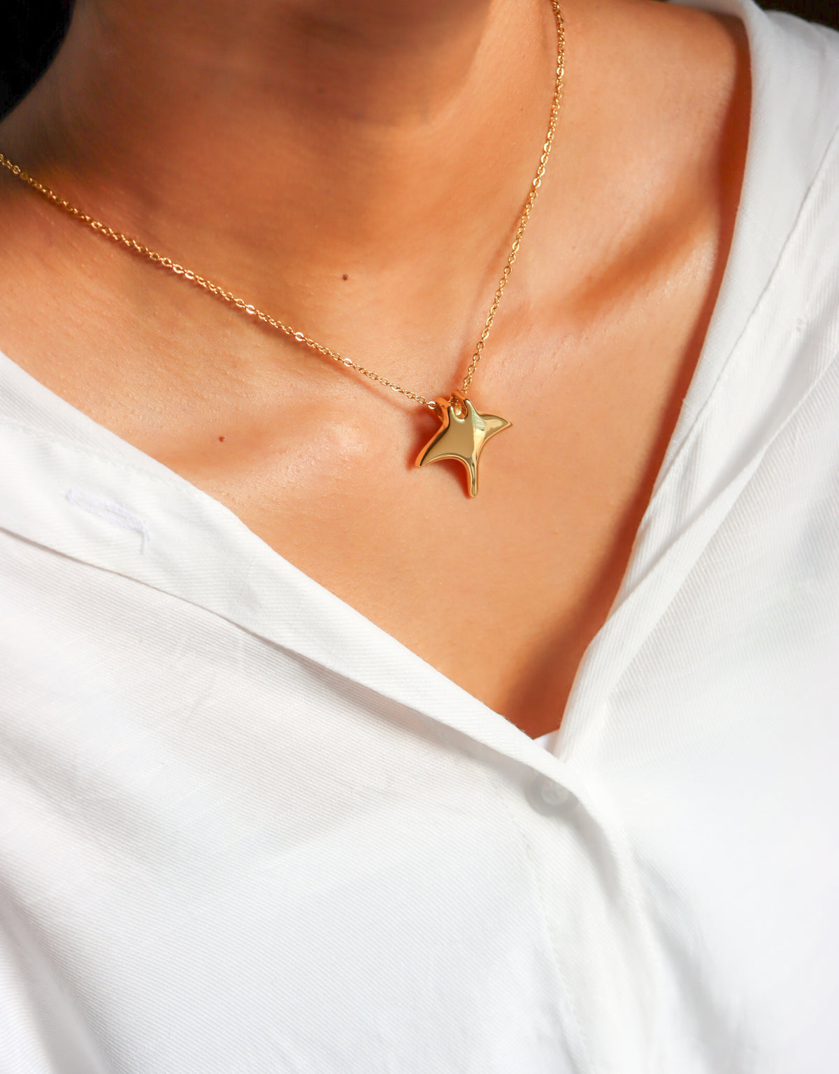 Classic Manta Ray Pendant Necklace Gold